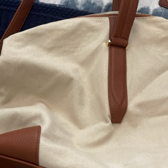 Elegant Tan and Cream Travel Bag - Picture 3 of 9